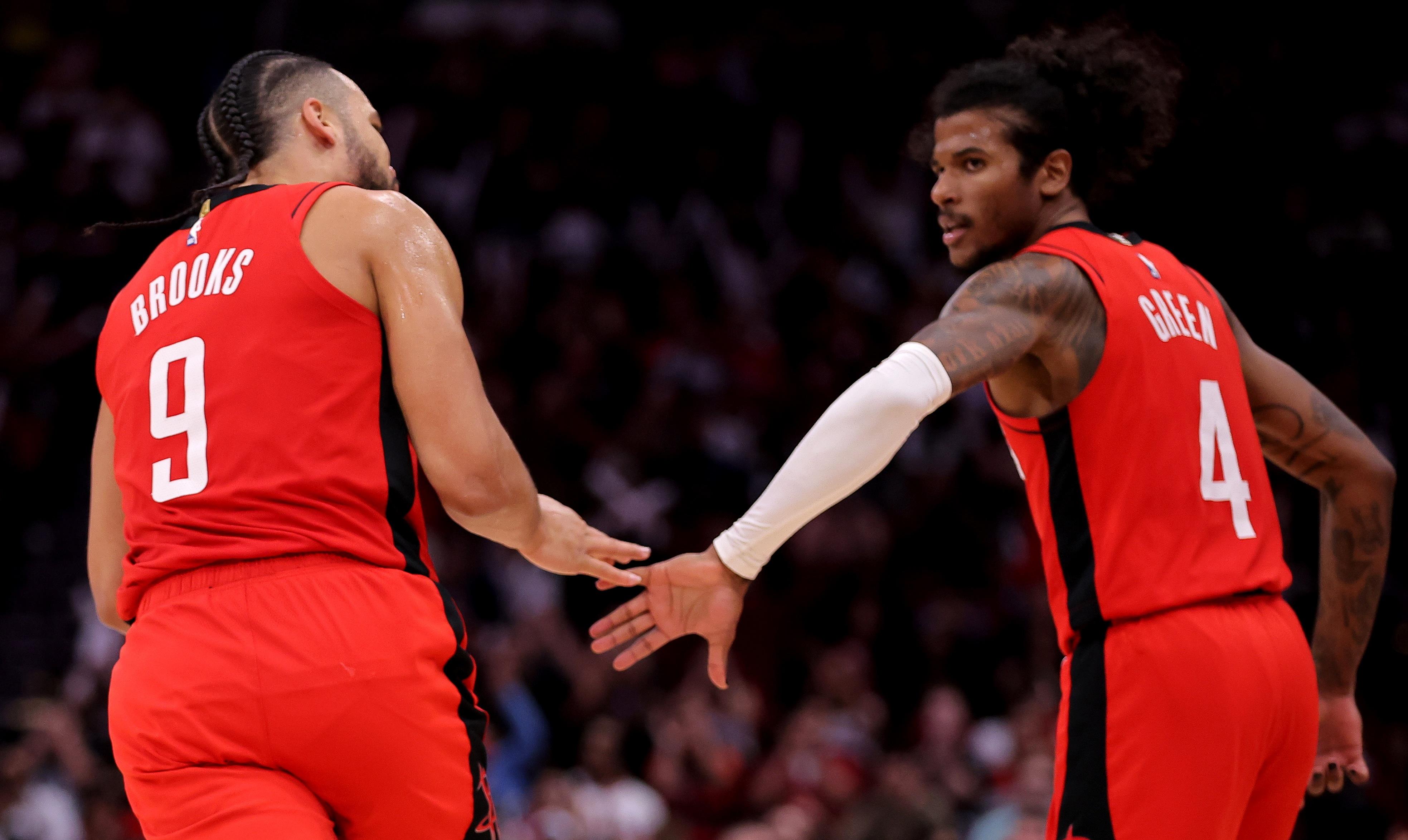 包含火箭再胜马刺，继续追赶西部前四的词条