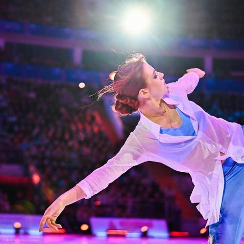 开云体育官方网站-花样滑冰选手精湛技艺，赢得评委认可的简单介绍