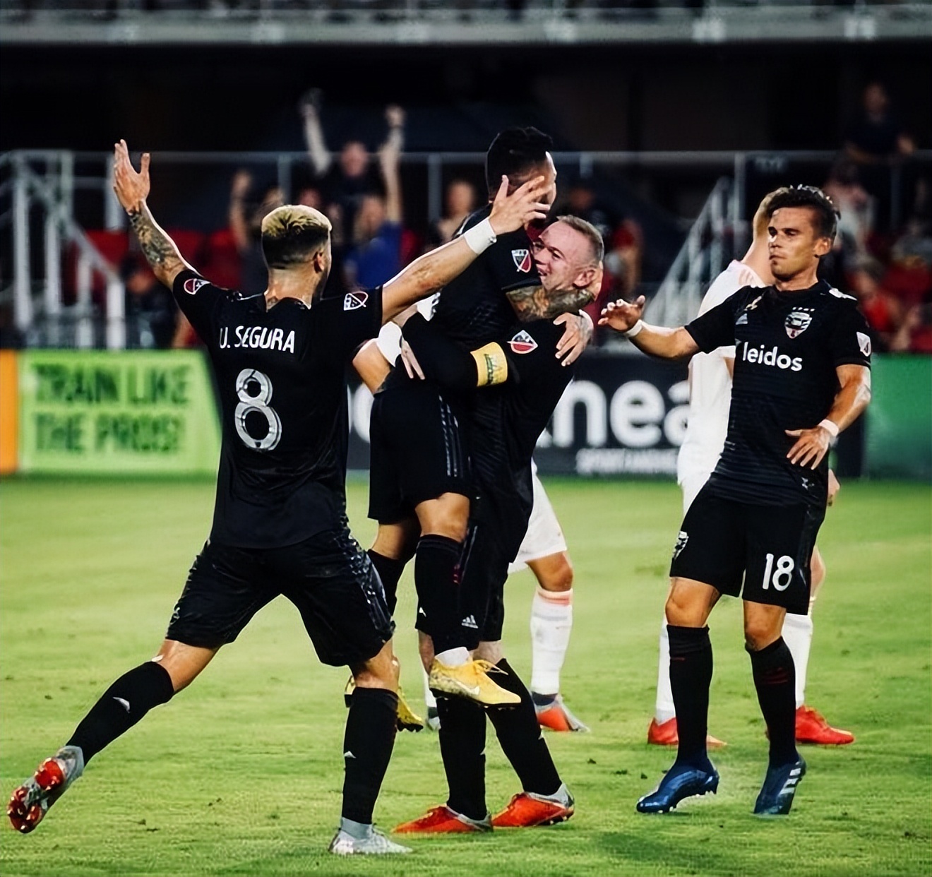 华盛顿帮助球队战胜对手,功不可没 华盛顿帮助球队战胜对手,功不可没