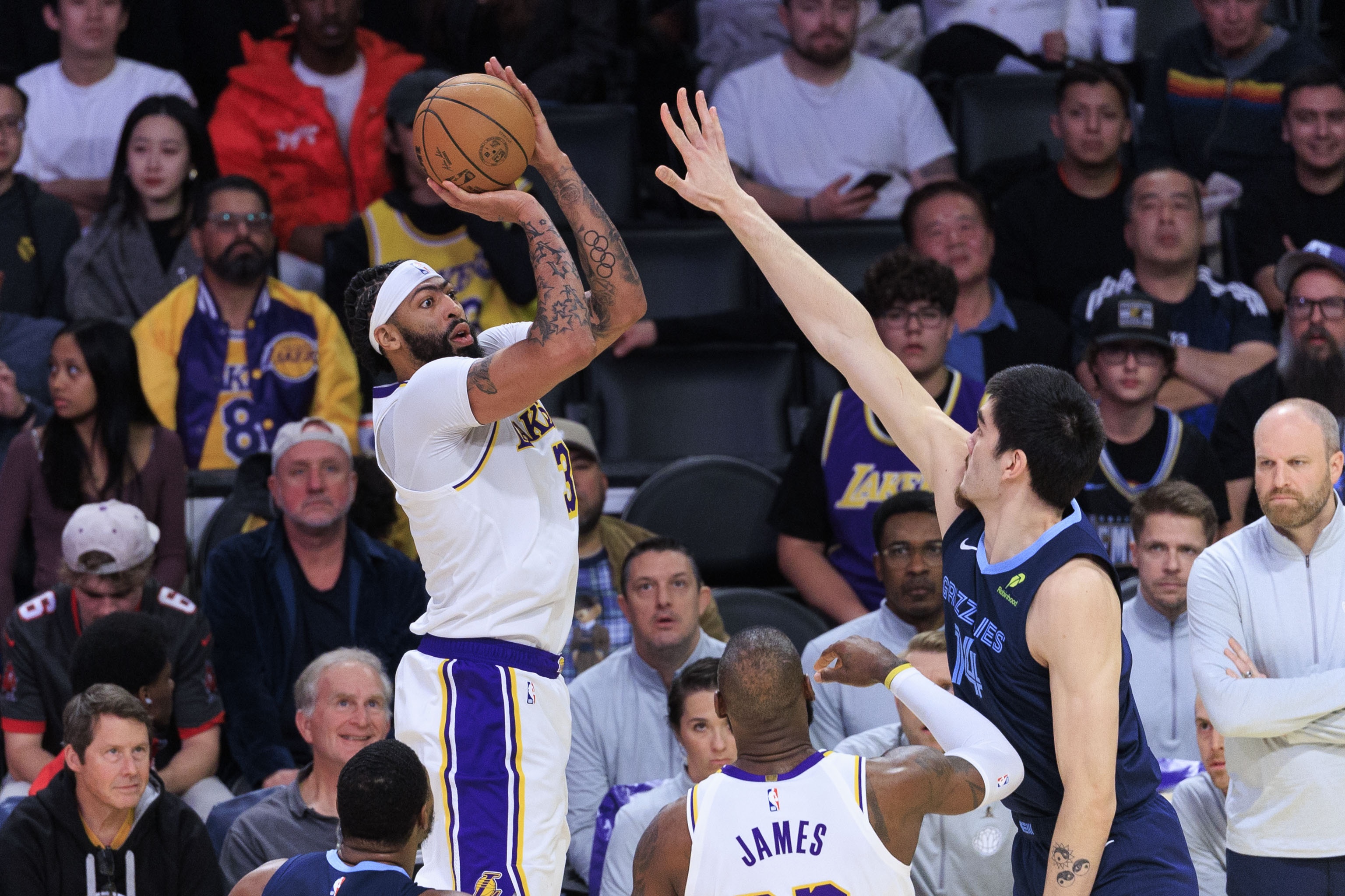 湖人击败灰熊,重振战绩 湖人击败灰熊,重振战绩