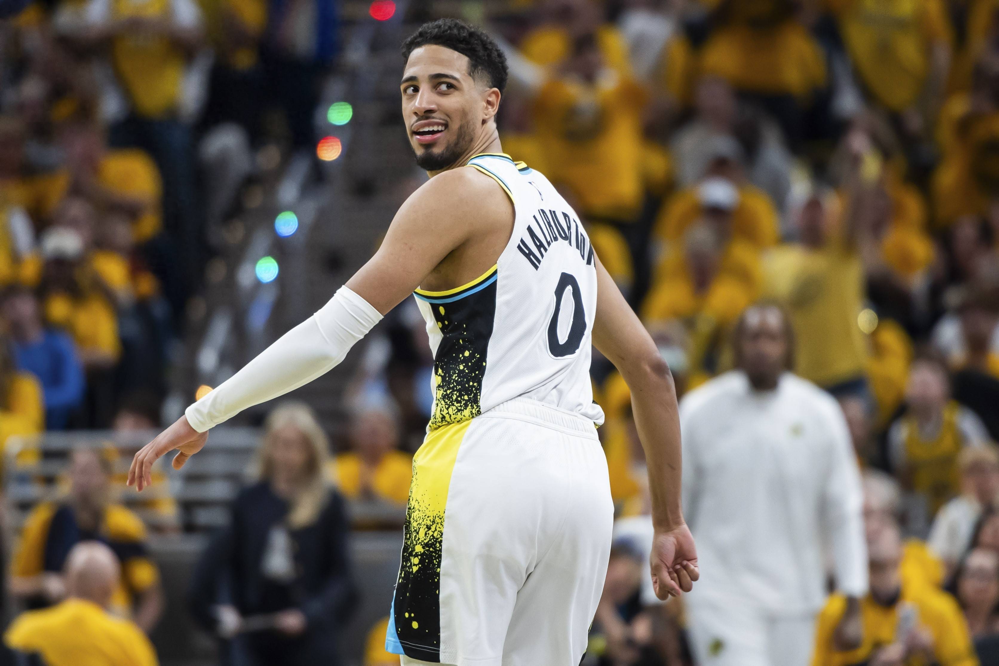 开云体育在线-步行者逆转骑士，艰难取胜