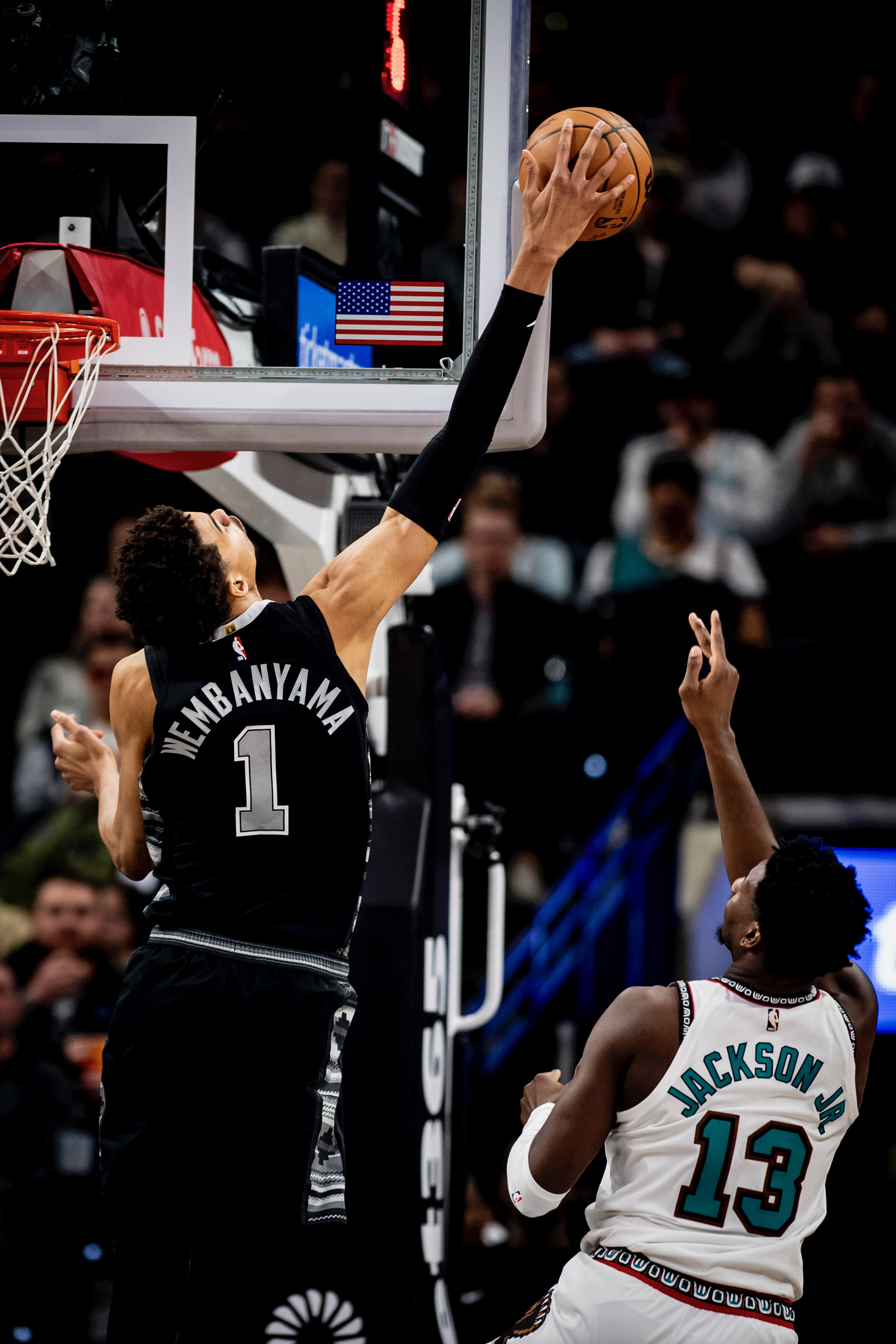 马刺完胜灰熊，麦科勒姆制霸全场