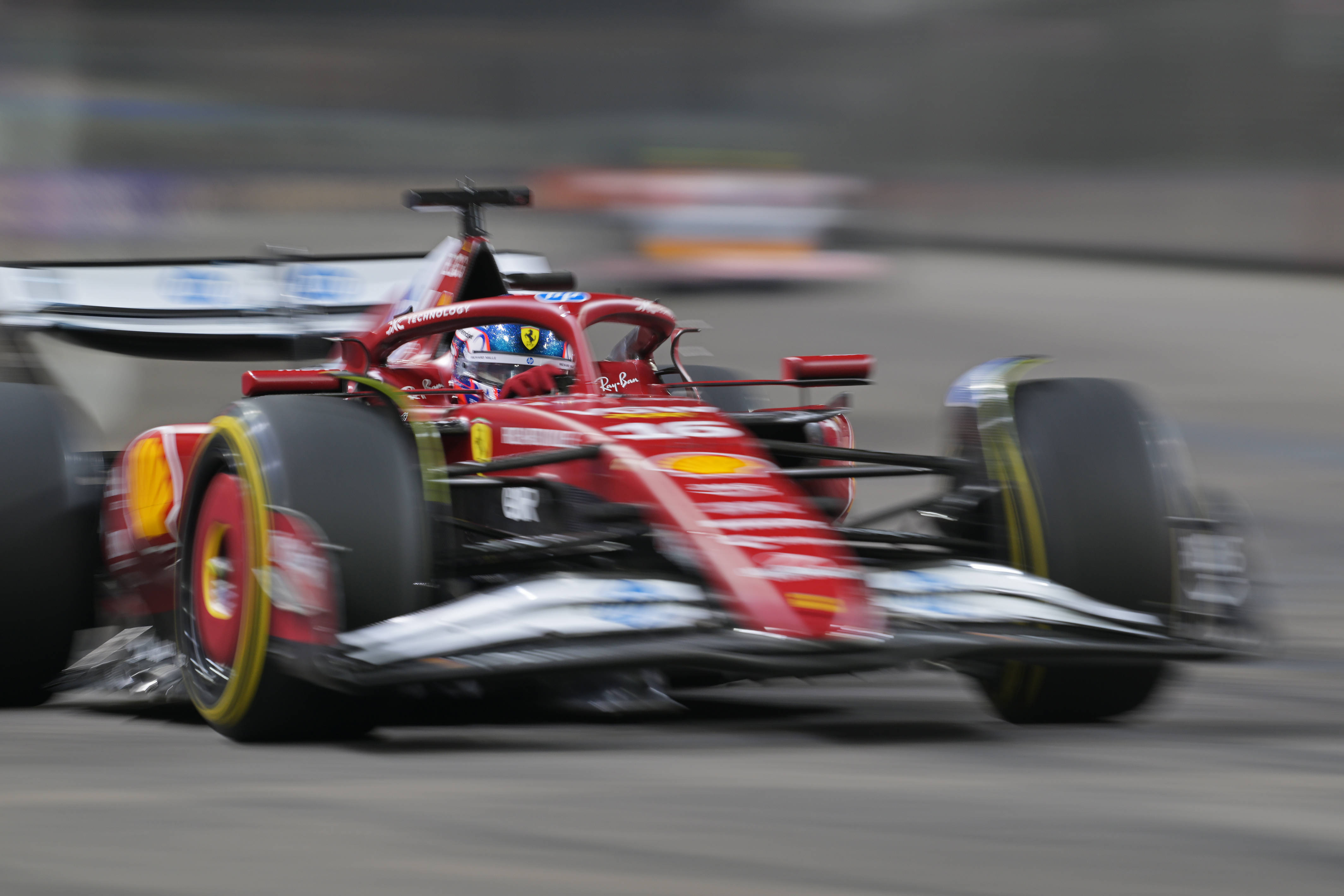 红牛车队横扫迈凯伦，拉塞尔统治全场