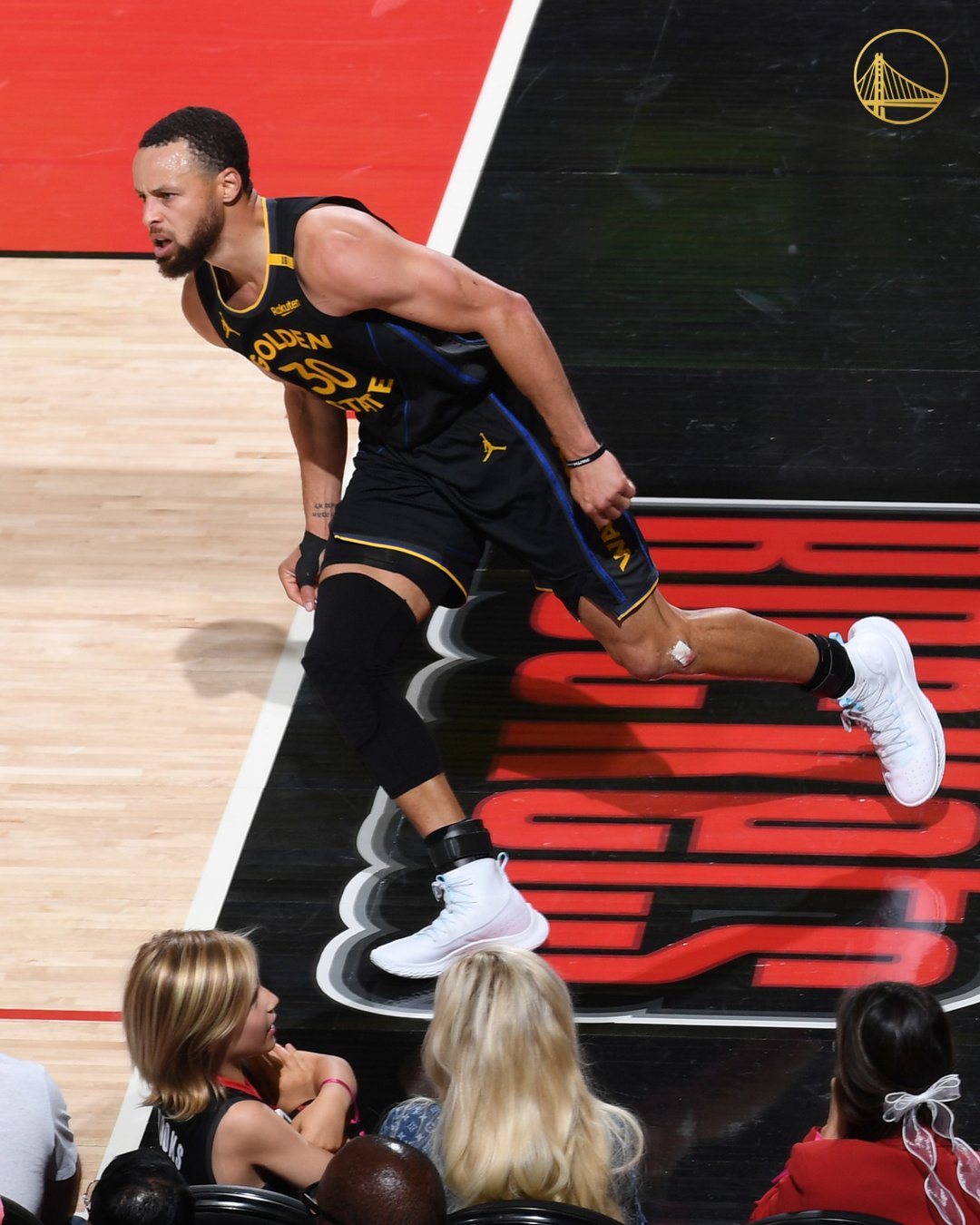 开拓者末节带走爵士，库里状态火热