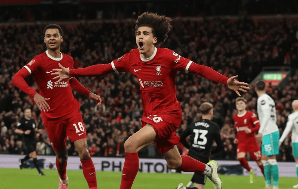 德甲争冠战焦点战，曼联淘汰赛过关瑞士