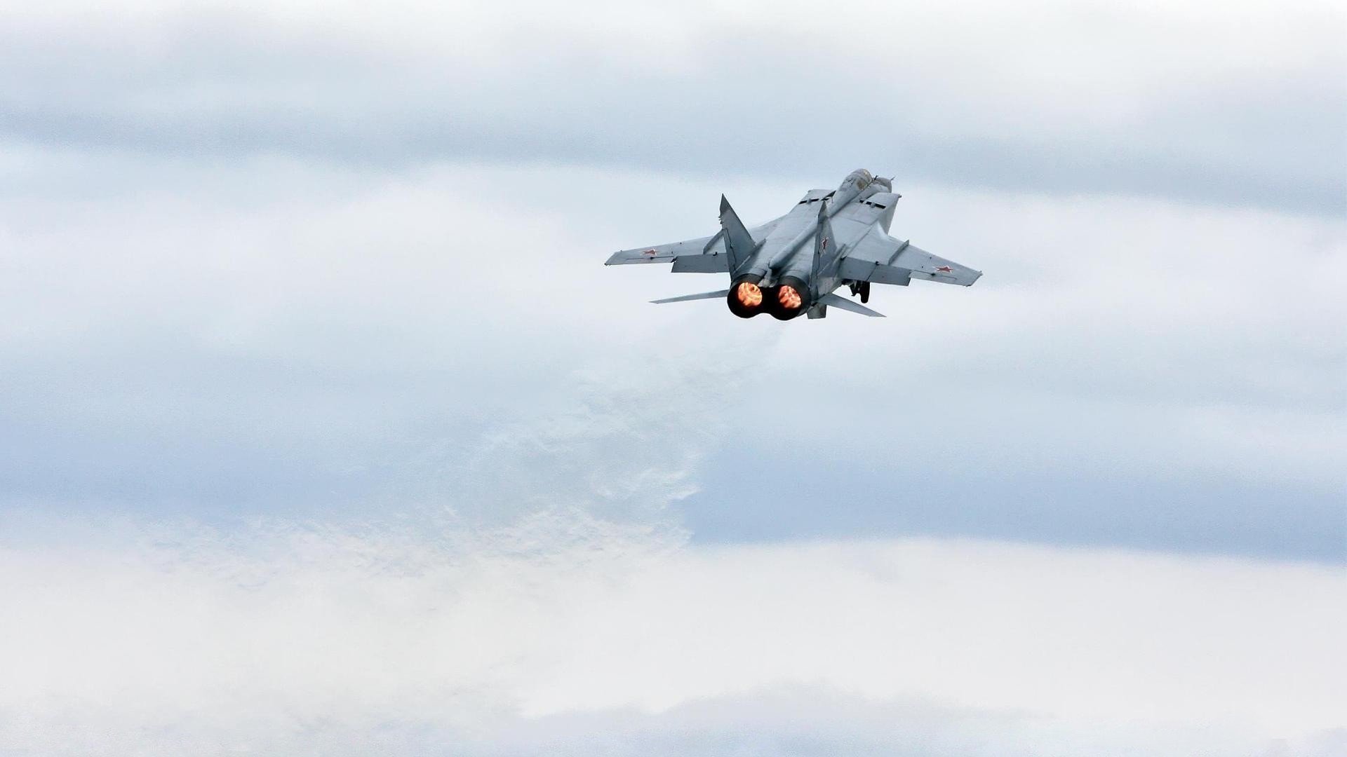 铁壁与洪流，戈贝尔以沉默的咆哮，回应勇士的三分时代